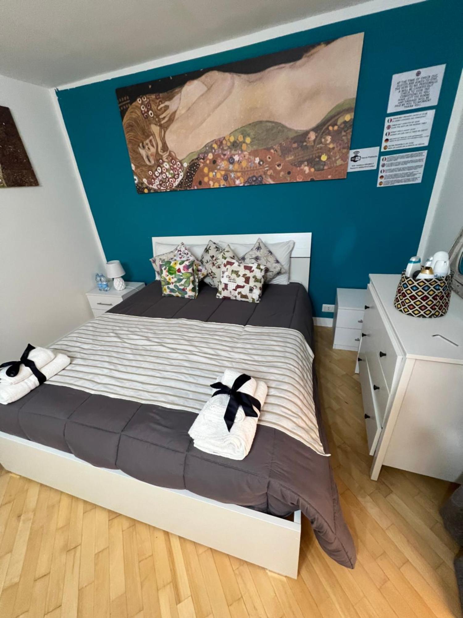 Plebiscito Charme Rooms Napoli Bagian luar foto