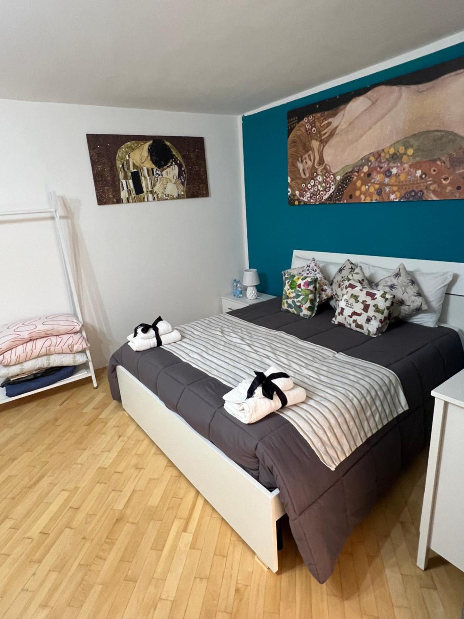 Plebiscito Charme Rooms Napoli Bagian luar foto