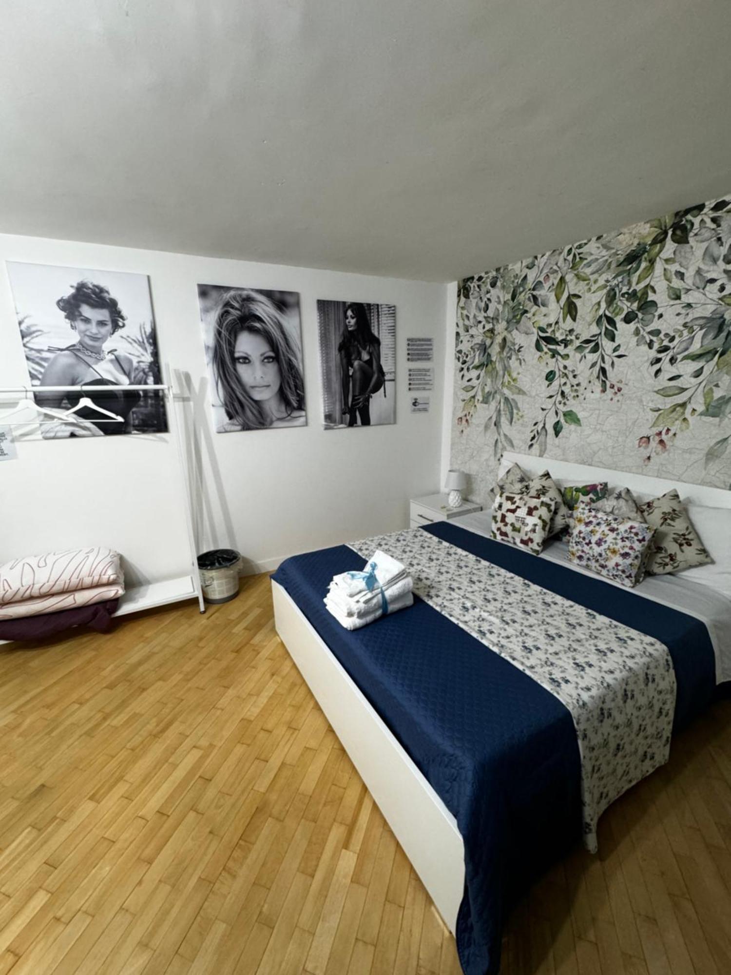 Plebiscito Charme Rooms Napoli Bagian luar foto